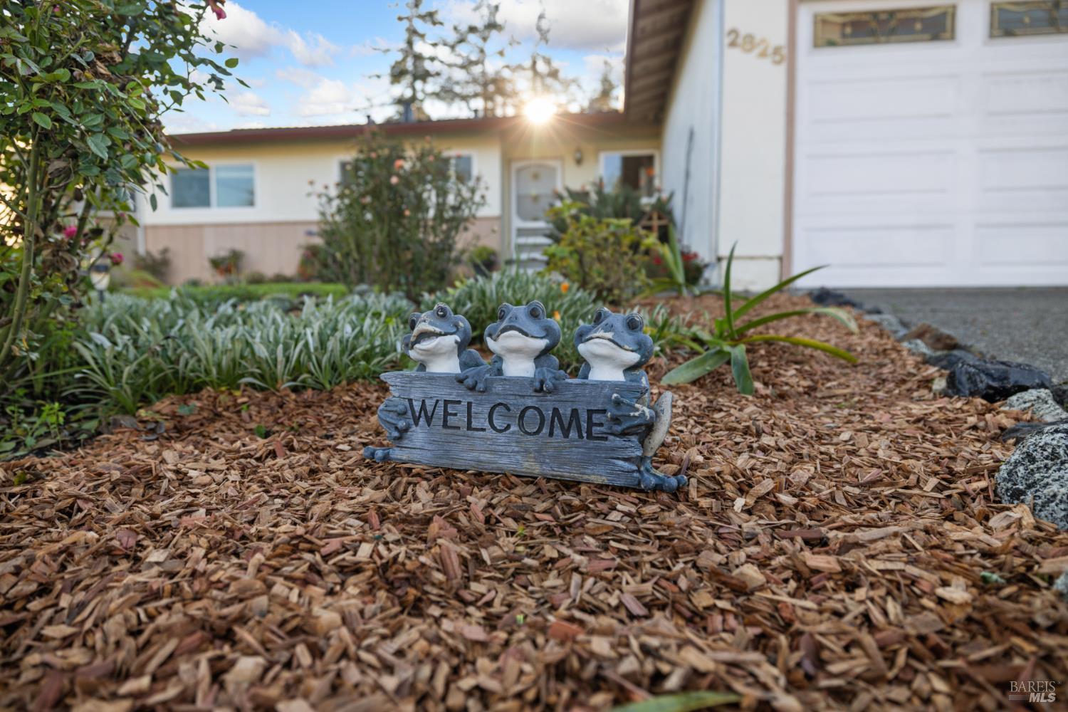2825 Seneca Lane Santa Rosa, CA 95403 - Photo 5 of 43 Welcome home and step inside to see all this lovely home has to offer.