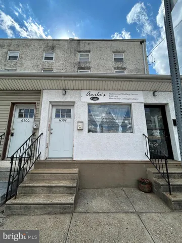 a view of entryway and hall