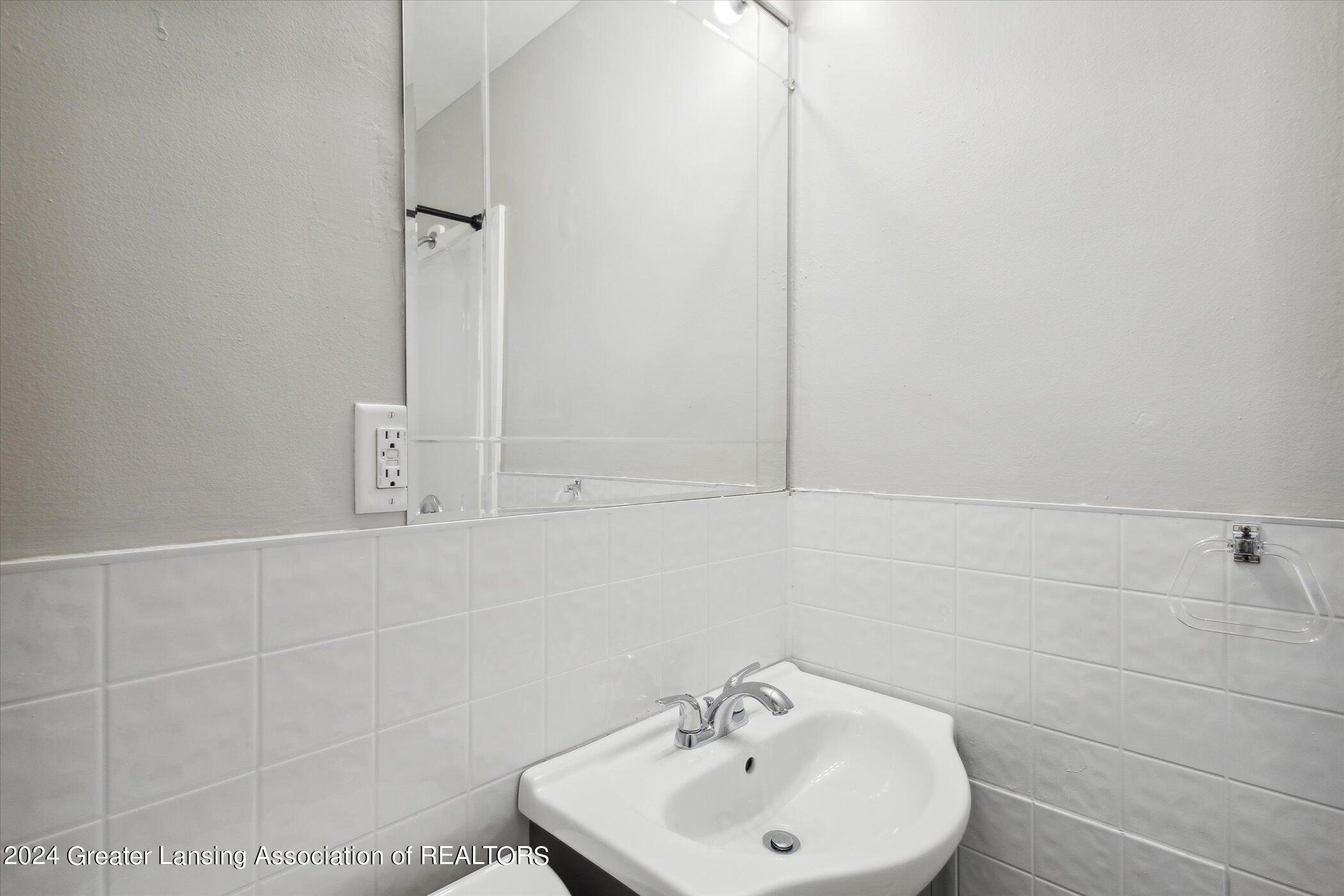 809 East Cavanaugh Road Lansing, MI 48910 - Photo 14 of 33 14-809-E-Cavanaugh-Rd-Lansing-MI-48910-W