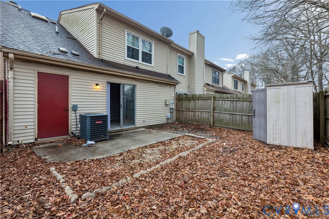 377 Kinsmen Way Hampton, VA 23666 - Photo 26 of 30 a backyard of a house