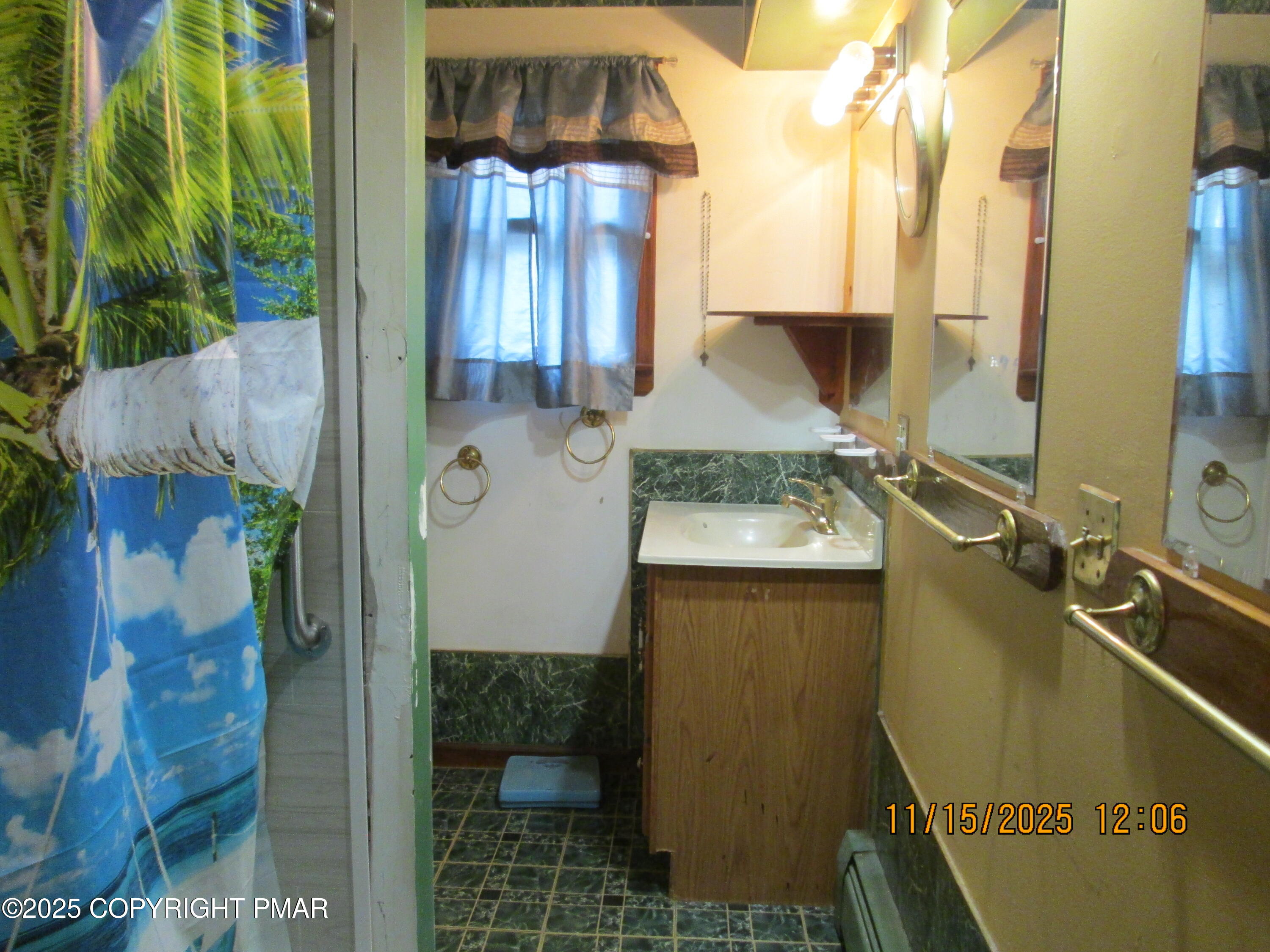 638 Sunset Road Stroudsburg, PA 18360 - Photo 11 of 45 Upstairs bath