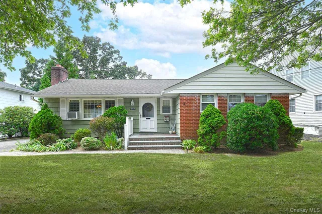 $750,000 | 1914 Bergen Street, Bellmore, NY 11710