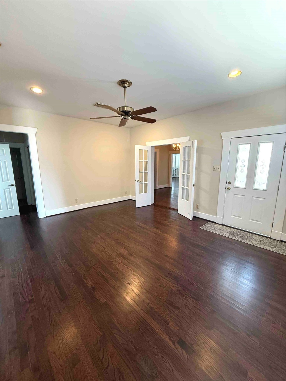 604 East 17th Street Houston, TX 77008 - Photo 13 of 28 an empty room with wooden floor and windows