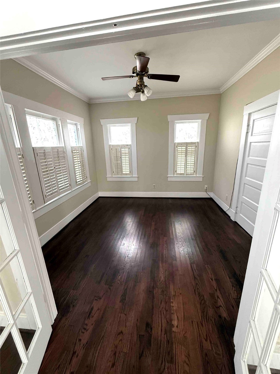 604 East 17th Street Houston, TX 77008 - Photo 14 of 28 a view of an empty room with wooden floor and a window
