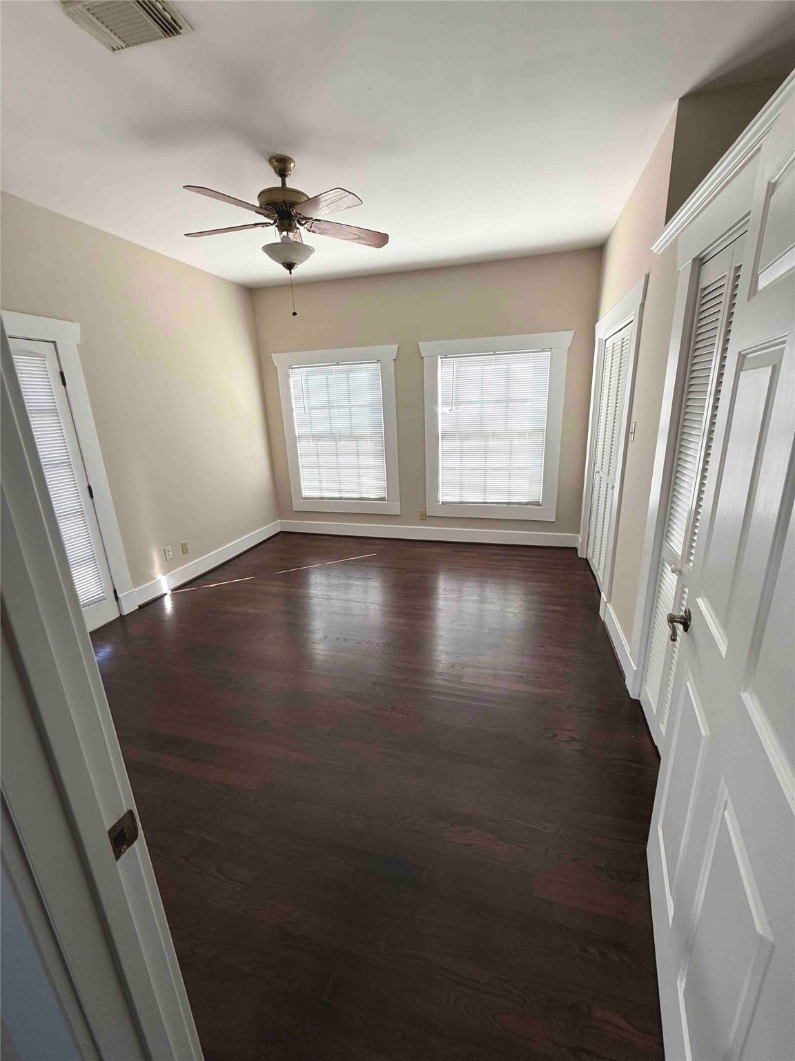 604 East 17th Street Houston, TX 77008 - Photo 18 of 28 an empty room with wooden floor fan and windows