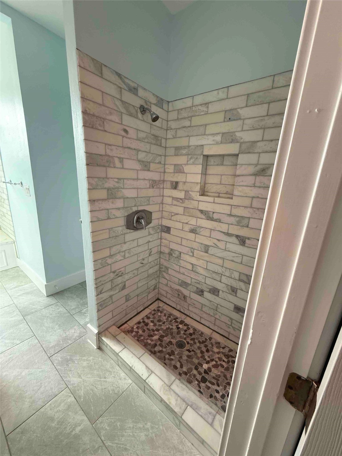 604 East 17th Street Houston, TX 77008 - Photo 21 of 28 a bathroom with a shower