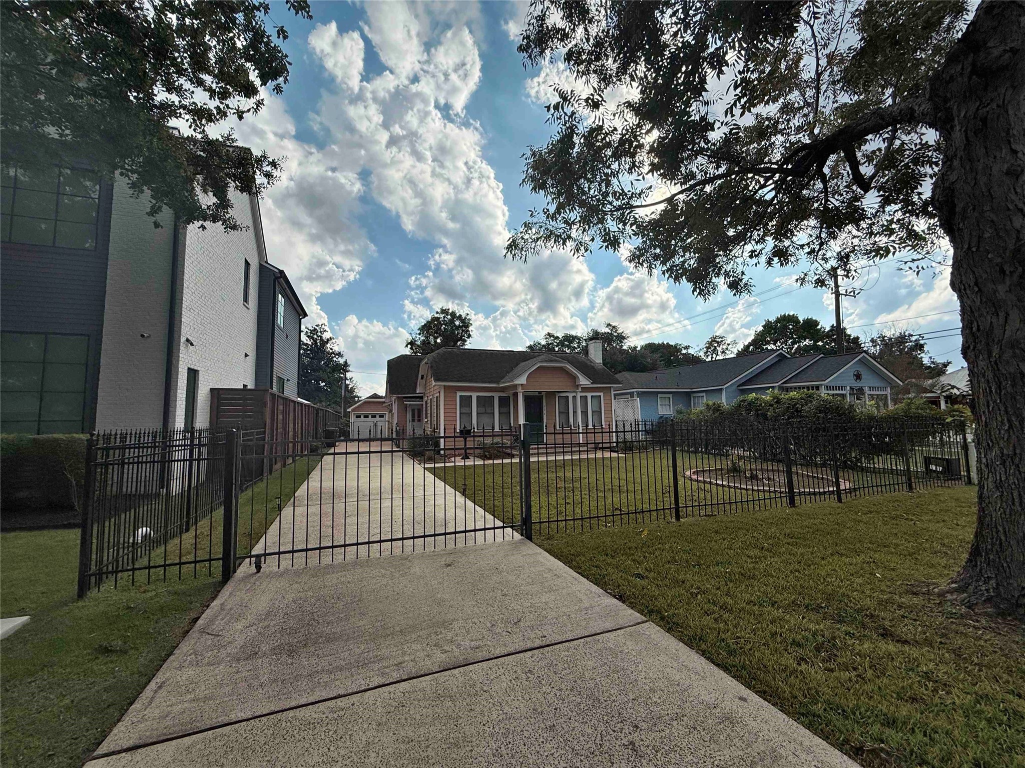 604 East 17th Street Houston, TX 77008 - Photo 25 of 28 a view of a street in front of house