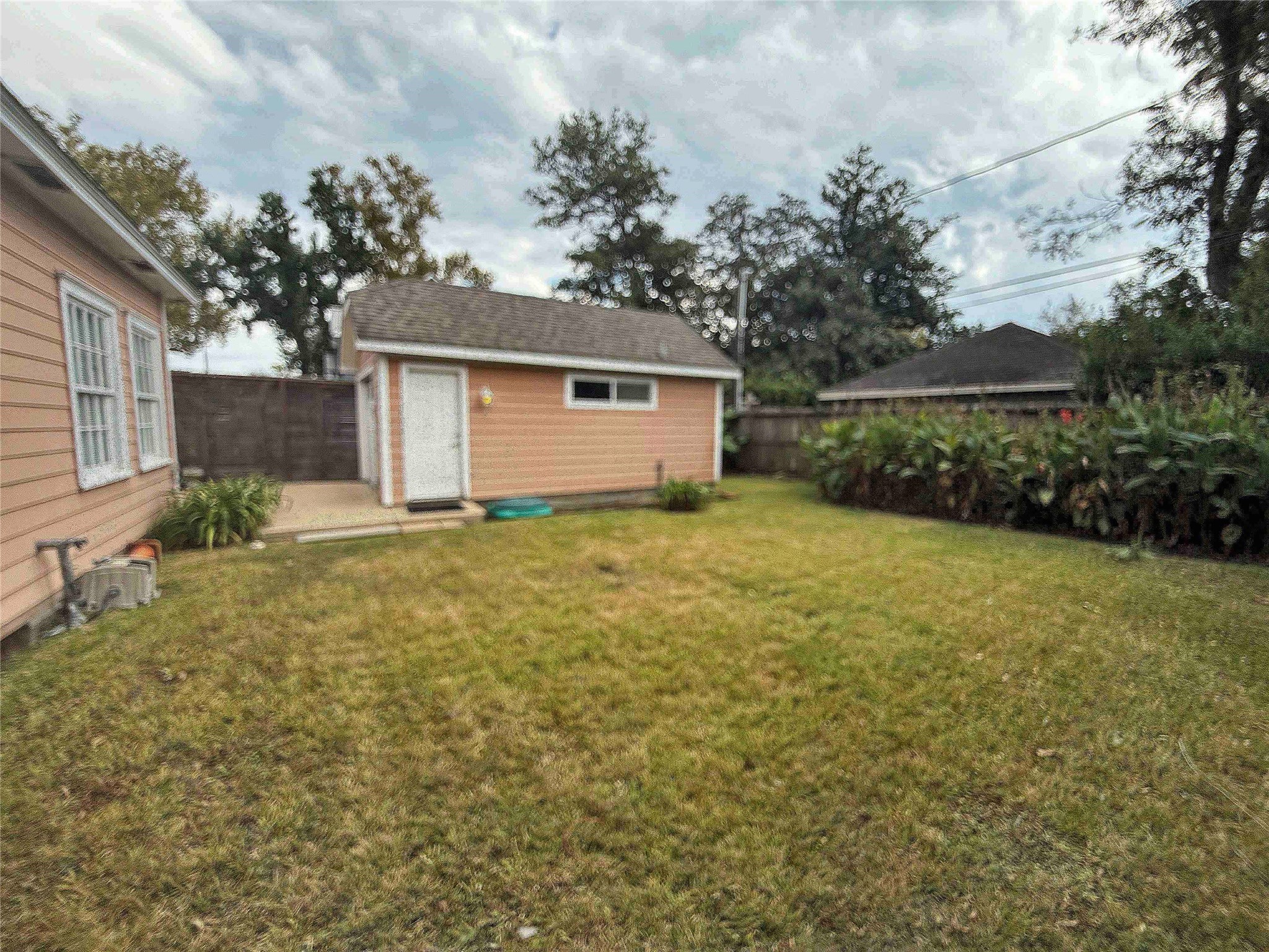 604 East 17th Street Houston, TX 77008 - Photo 27 of 28 a view of a backyard of the house