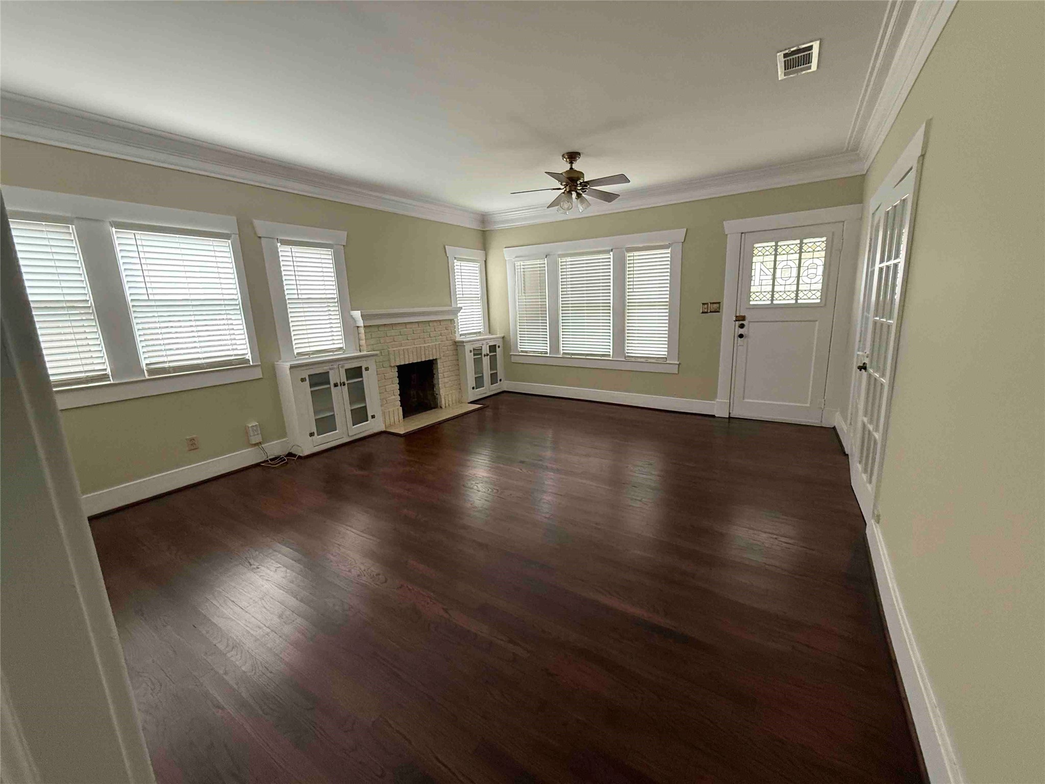 604 East 17th Street Houston, TX 77008 - Photo 4 of 28 an empty room with wooden floor and windows