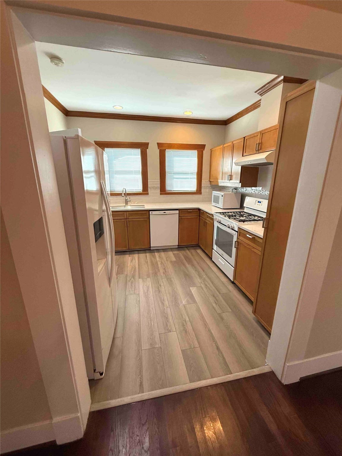 604 East 17th Street Houston, TX 77008 - Photo 9 of 28 a view of a kitchen from a windows