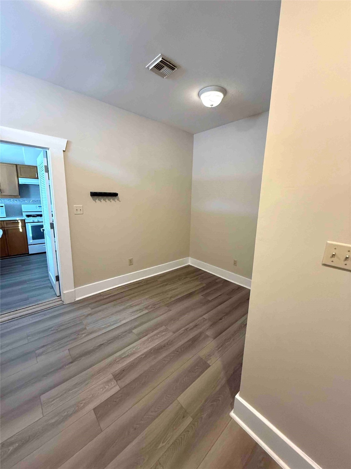 604 East 17th Street Houston, TX 77008 - Photo 10 of 28 a view of livingroom with wooden floor