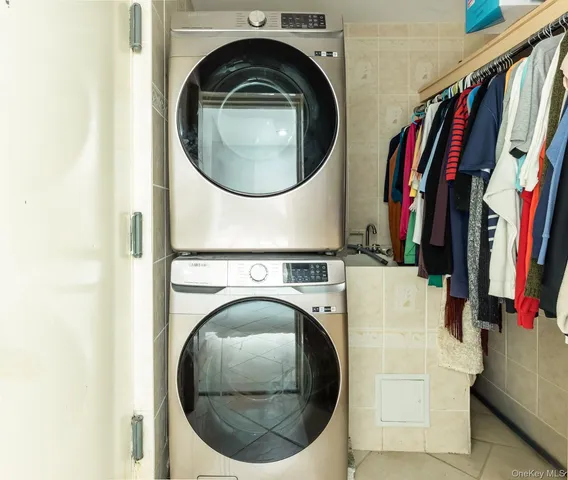 a view of backyard of the house