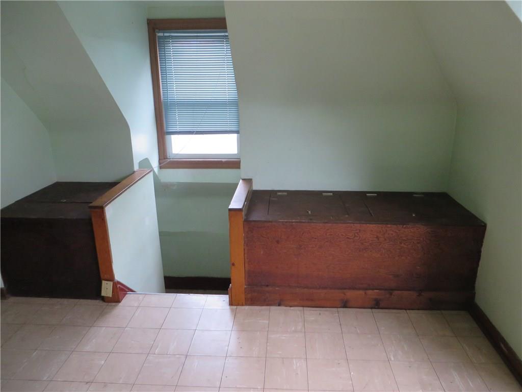 325 Evergreen Road Pittsburgh, PA 15209 - Photo 14 of 25 3rd floor built ins