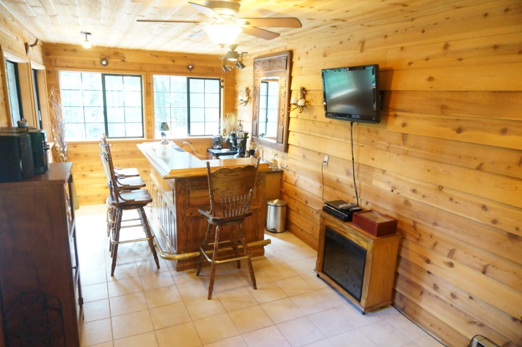 72 Spring Hill Road Weaverville, CA 96093 - Photo 13 of 24 Entertainment Room & Bar