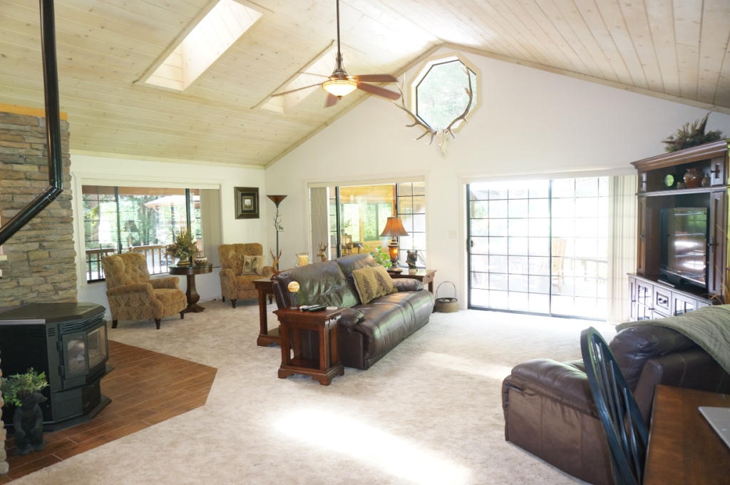 72 Spring Hill Road Weaverville, CA 96093 - Photo 5 of 24 Living Room