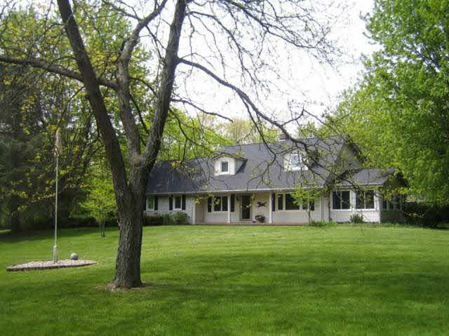 9141 Denton Hill Road Fenton, MI 48430 - Photo 3 of 12 21150682-2.JPG