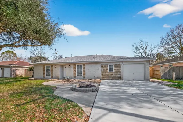 $294,000 | 5401 Bayou Drive, Dickinson, TX 77539