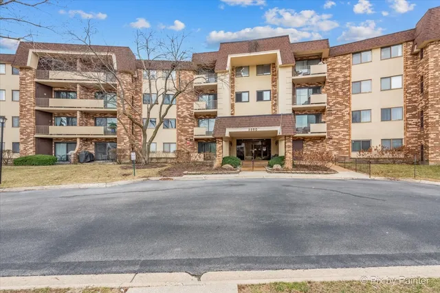 $232,900 | 3350 North Carriageway Drive, Unit 411, Arlington Heights, IL 60004