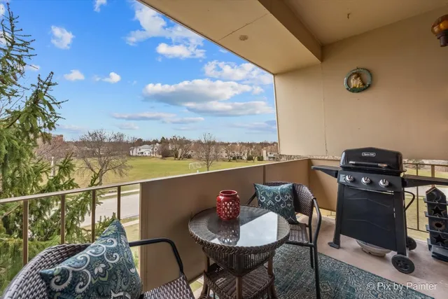$232,900 | 3350 North Carriageway Drive, Unit 411, Arlington Heights, IL 60004