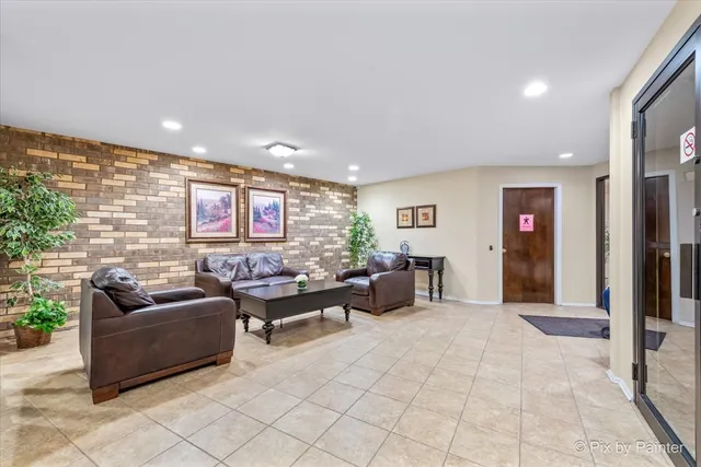 $232,900 | 3350 North Carriageway Drive, Unit 411, Arlington Heights, IL 60004