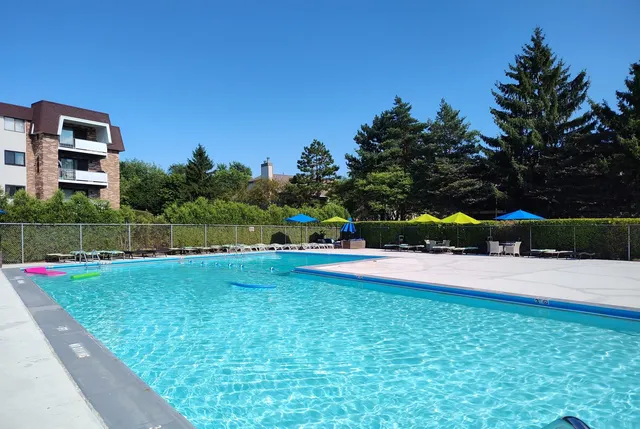 $232,900 | 3350 North Carriageway Drive, Unit 411, Arlington Heights, IL 60004