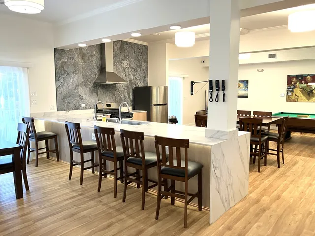 $232,900 | 3350 North Carriageway Drive, Unit 411, Arlington Heights, IL 60004