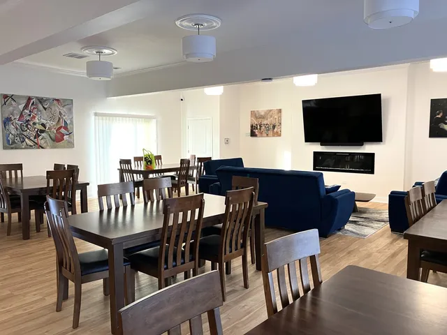 $232,900 | 3350 North Carriageway Drive, Unit 411, Arlington Heights, IL 60004