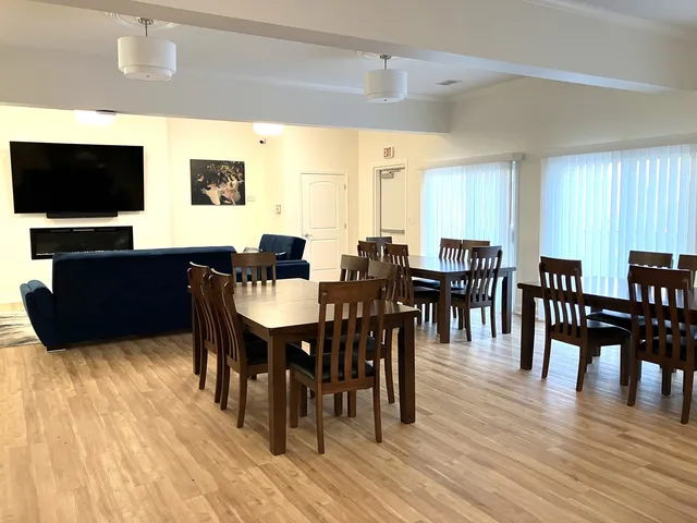 $232,900 | 3350 North Carriageway Drive, Unit 411, Arlington Heights, IL 60004