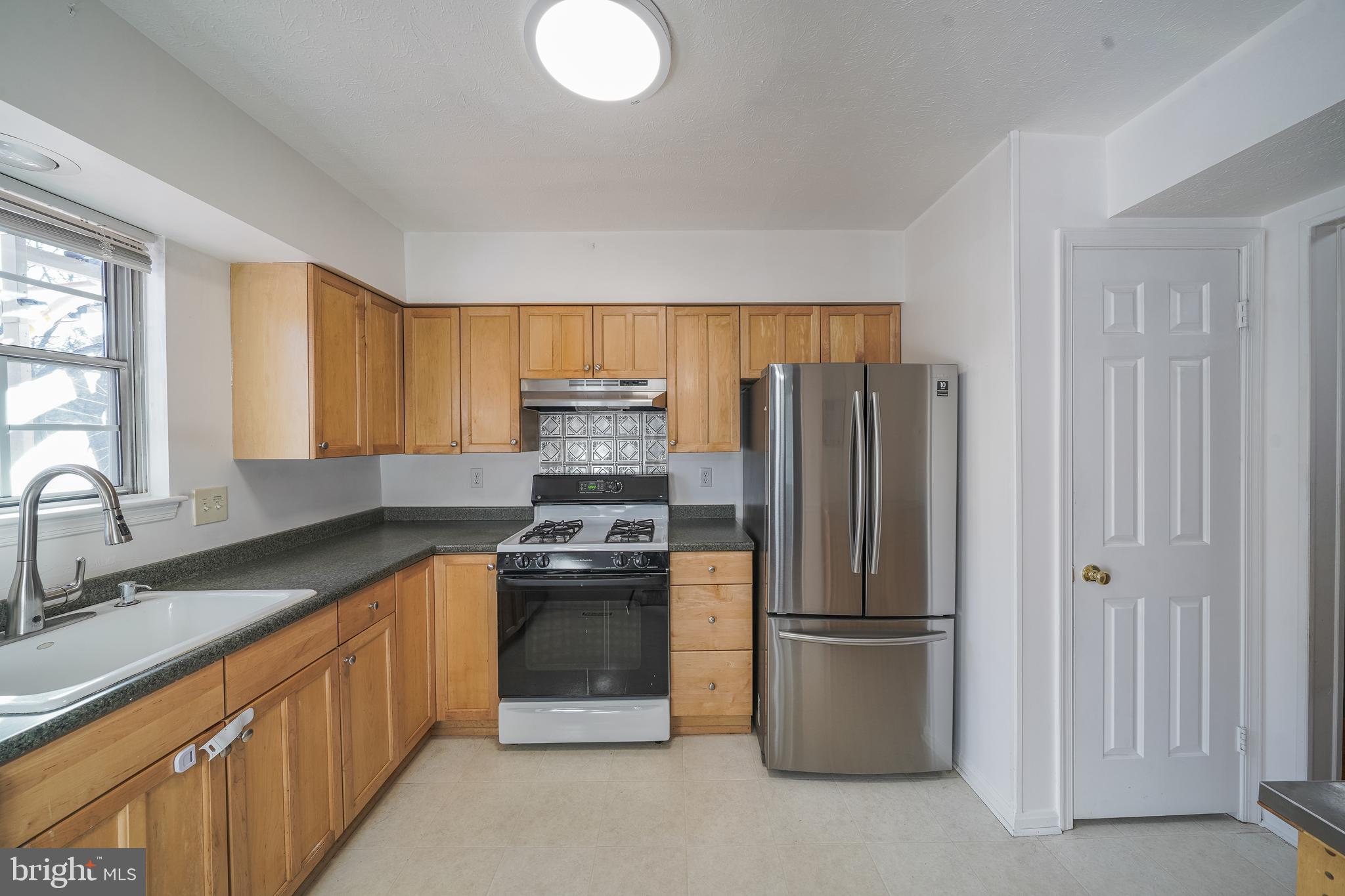 19611 Rhinestone Drive Germantown, MD 20874 - Photo 13 of 47 kitchen