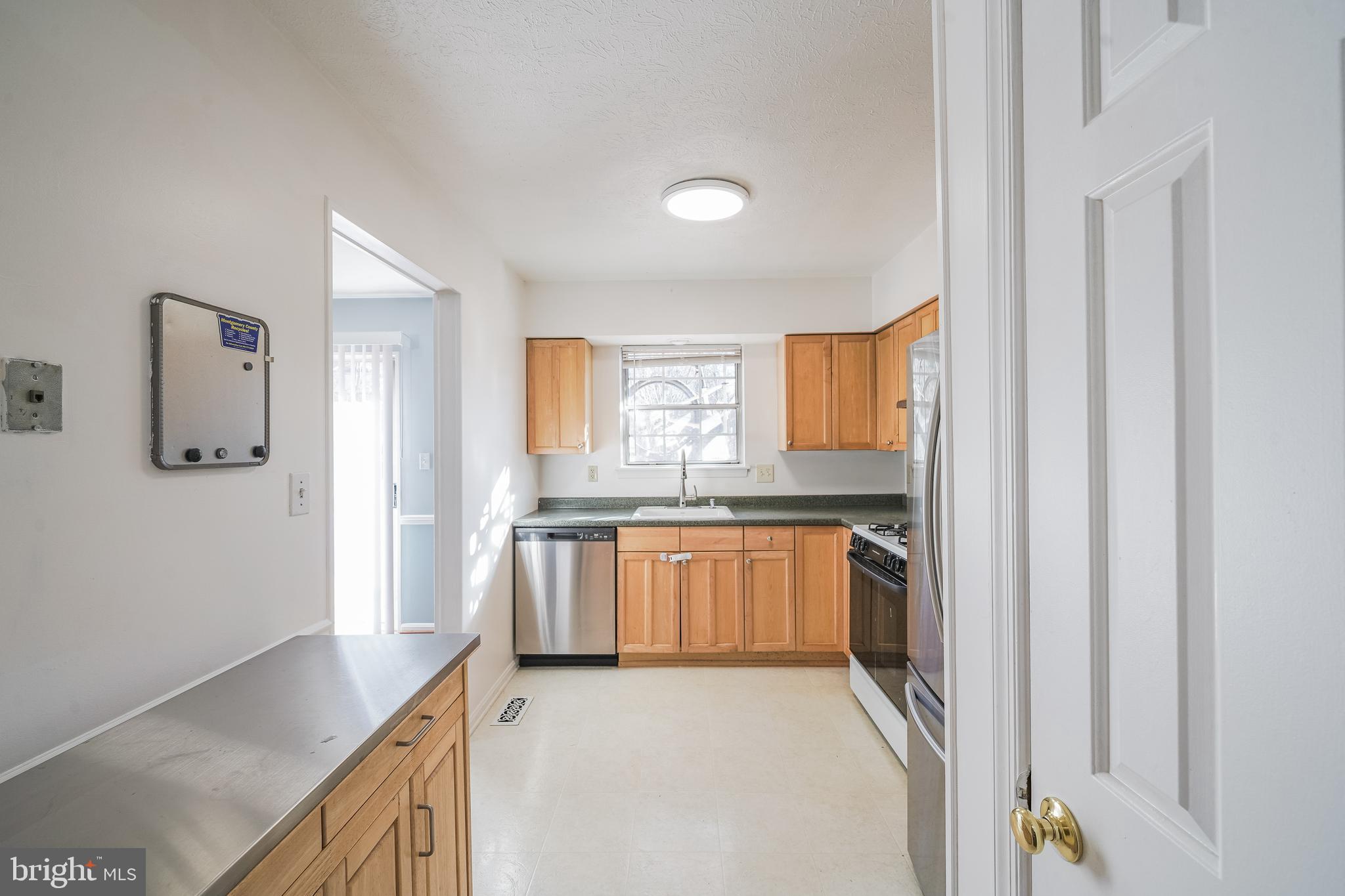 19611 Rhinestone Drive Germantown, MD 20874 - Photo 14 of 47 kitchen