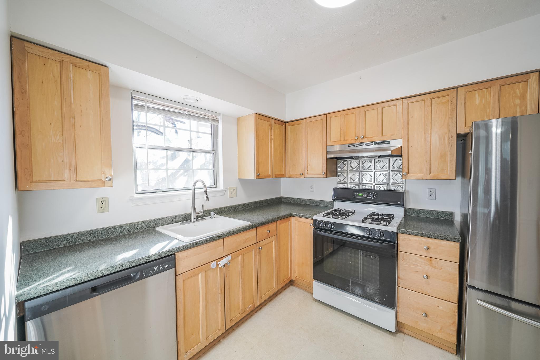 19611 Rhinestone Drive Germantown, MD 20874 - Photo 17 of 47 kitchen