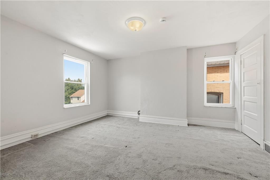 7215 Whipple Street Pittsburgh, PA 15218 - Photo 26 of 46 an empty room with windows