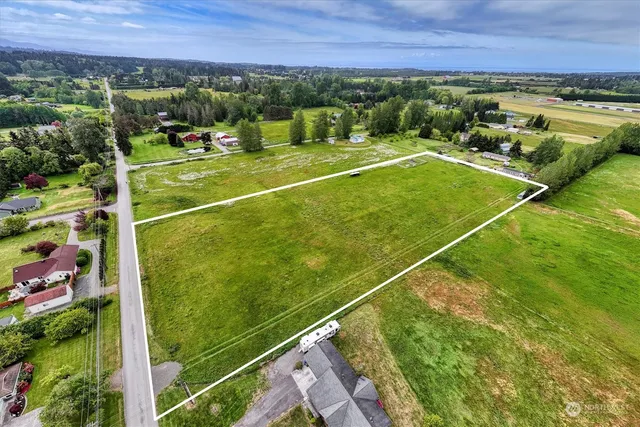 a view of a tennis court