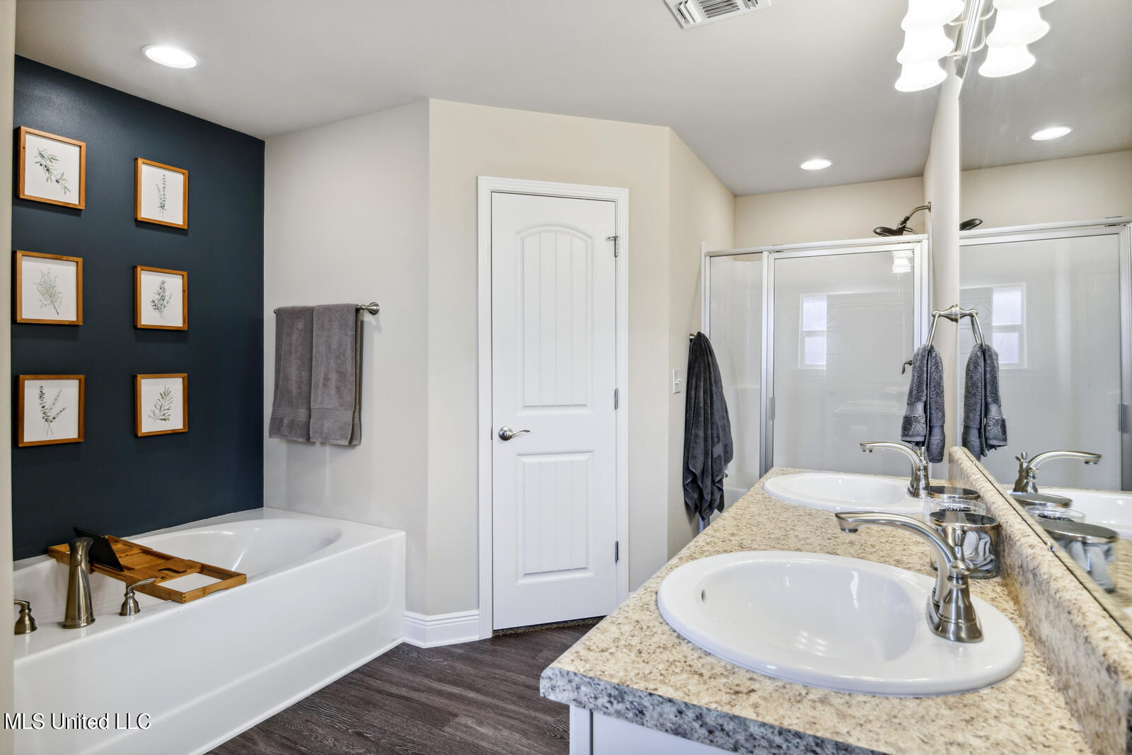 6270 Roxanne Way Biloxi, MS 39532 - Photo 12 of 27 016_1600x1067_mls_1600x1067 (21)