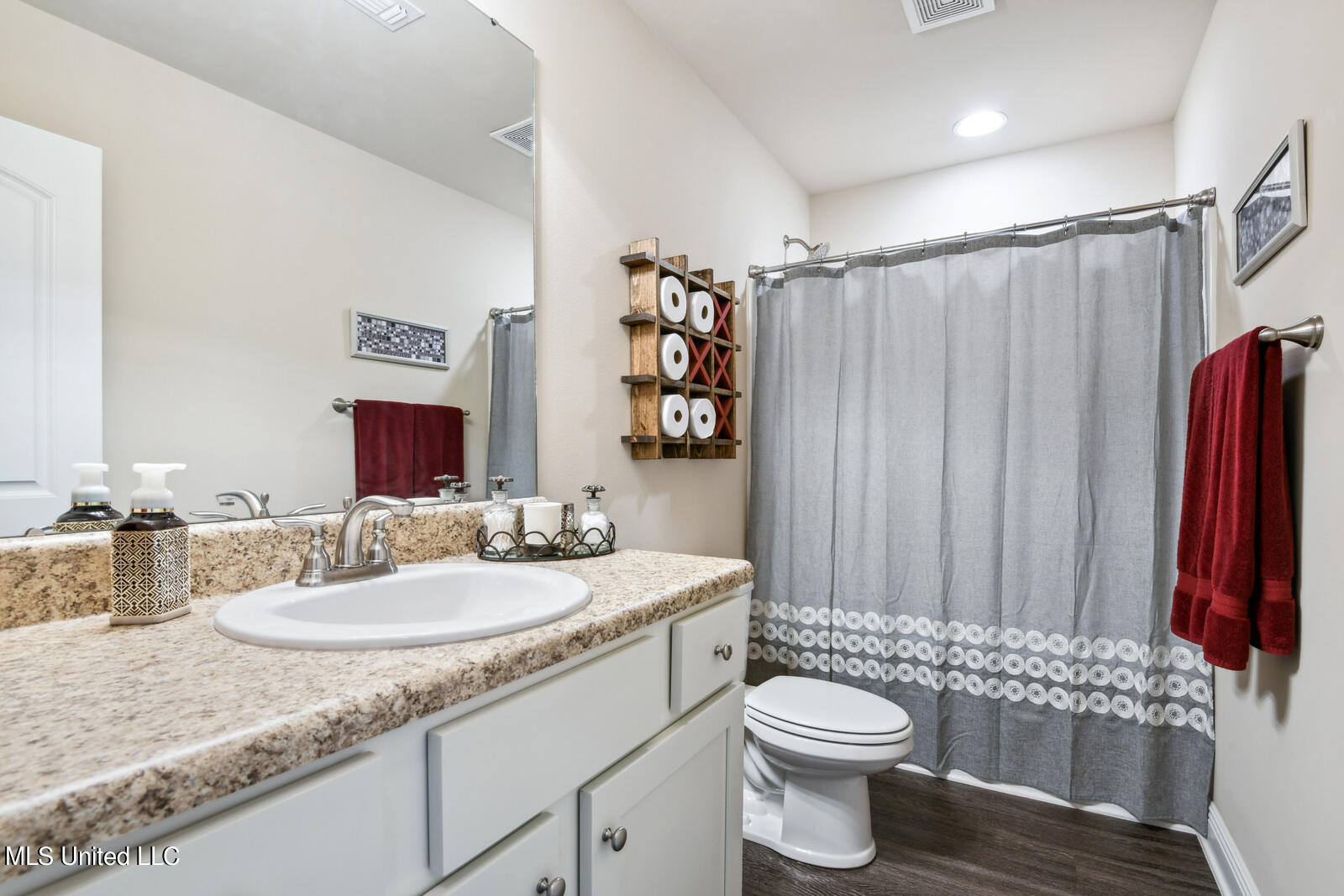 6270 Roxanne Way Biloxi, MS 39532 - Photo 15 of 27 020_1600x1067_mls_1600x1067 (22)