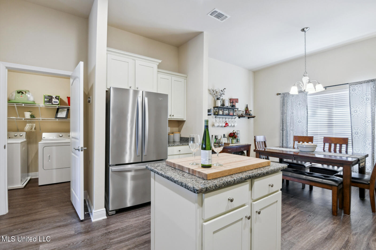 6270 Roxanne Way Biloxi, MS 39532 - Photo 8 of 27 010_1600x1067_mls_1600x1067 (23)
