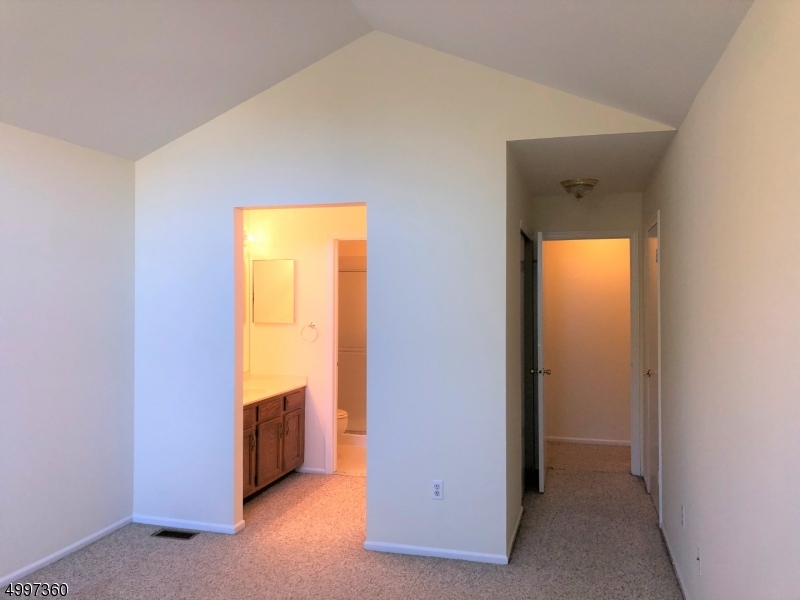 38 Wentworth Road Bedminster, NJ 07921 - Photo 9 of 18