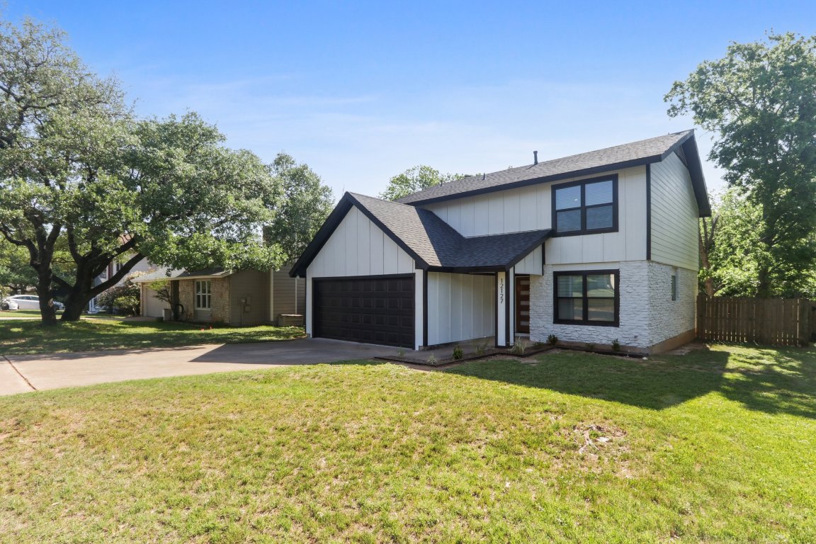 a view of a house with a yard