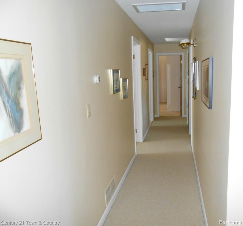 685 Lynndale Court Rochester, MI 48309 - Photo 20 of 56 Hall 1.jpg
