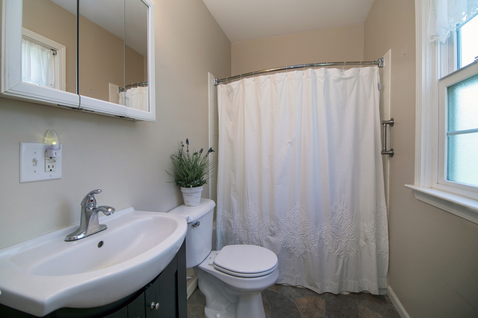 3119 River Road Kankakee, IL 60901 - Photo 18 of 39 a bathroom with a sink toilet and a mirror