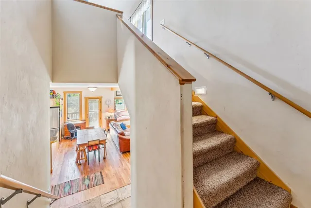 a view of entryway and kitchen