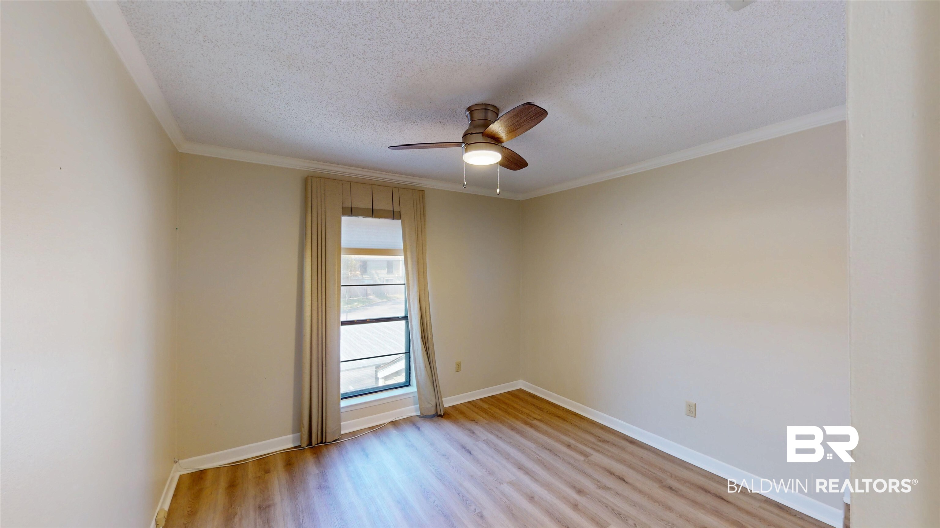 2901 Grant Street, Unit 902 Mobile, AL 36606 - Photo 18 of 35 Spare room with light wood-style flooring, a textured ceiling, ceiling fan, and ornamental molding