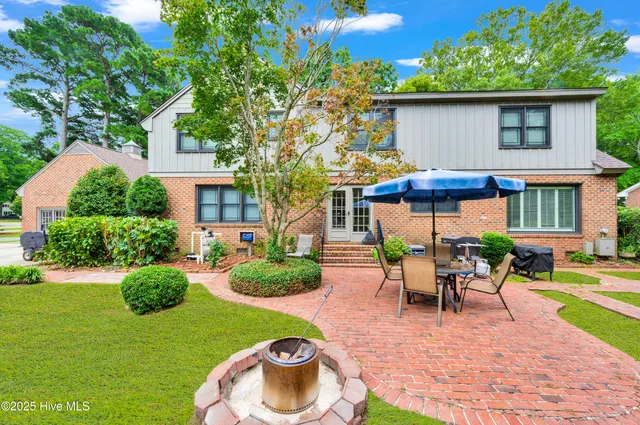 $647,500 | 204 Williamsburg Drive, Greenville, NC 27858