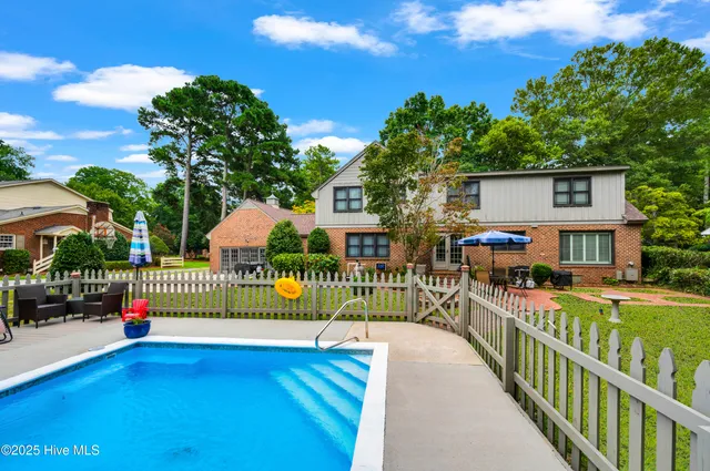 $647,500 | 204 Williamsburg Drive, Greenville, NC 27858