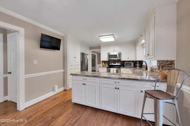 $647,500 | 204 Williamsburg Drive, Greenville, NC 27858