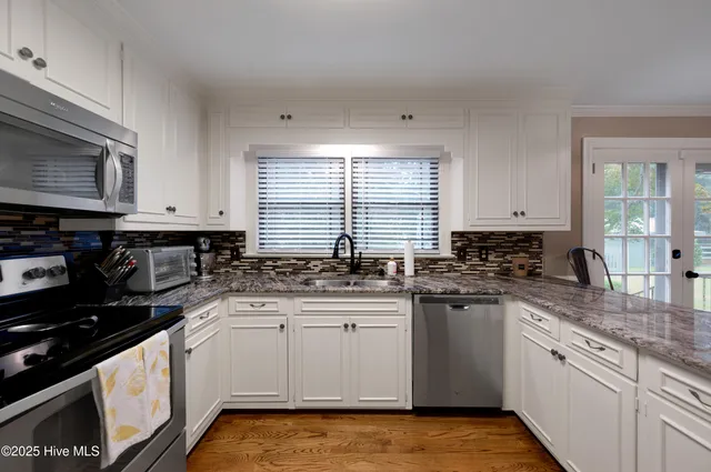 $647,500 | 204 Williamsburg Drive, Greenville, NC 27858