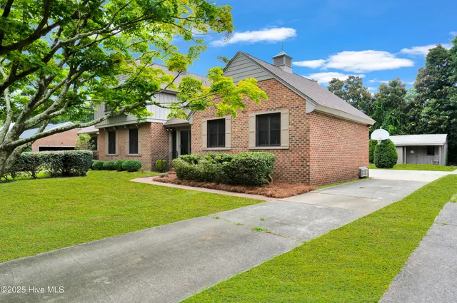 $647,500 | 204 Williamsburg Drive, Greenville, NC 27858