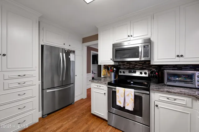 $647,500 | 204 Williamsburg Drive, Greenville, NC 27858