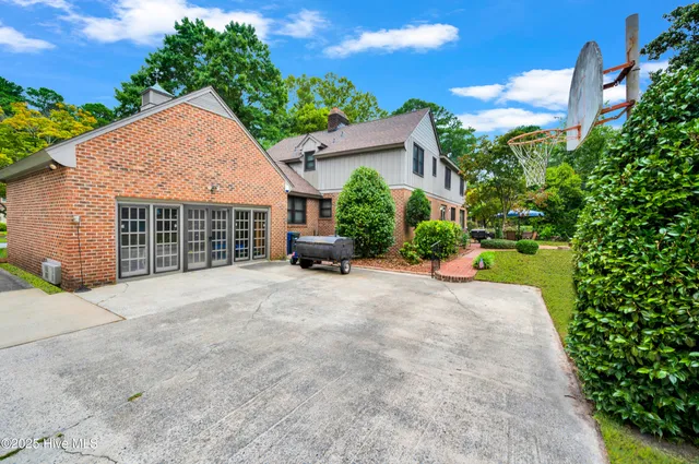 $647,500 | 204 Williamsburg Drive, Greenville, NC 27858