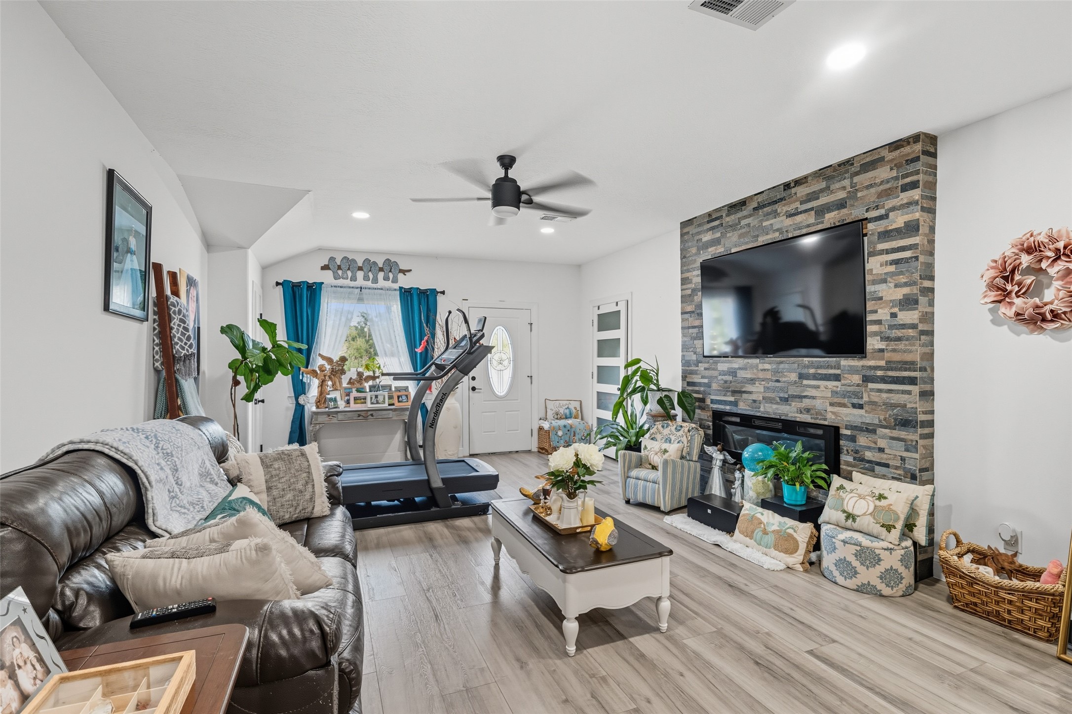 110 Booker T Washington Street Conroe, TX 77301 - Photo 4 of 37